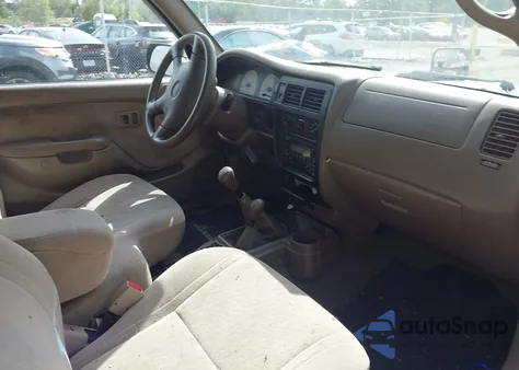 2001 Toyota Tacoma z USA, uszkodzony, nr VIN 5TEWM72NX1Z851613